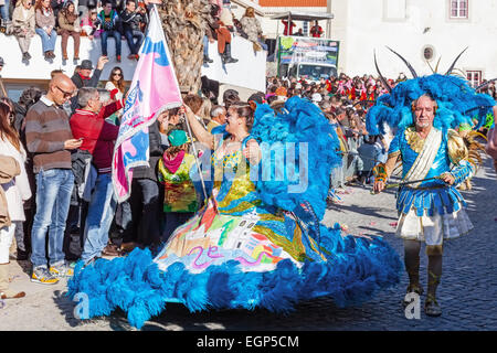 Porta Bandeira (Fahnenträger) und Mestre Sala (Samba Host), zwei der renommiertesten Figuren der Samba-Schule Stockfoto