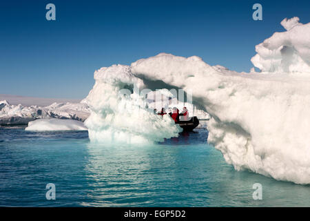 Antarktis, Weddellmeer, Antarktis Kreuzfahrt Schiff Sternzeichen unter großen Eisberge Stockfoto