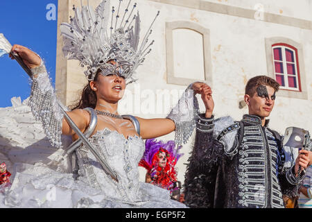 Porta Bandeira (Fahnenträger) und Mestre Sala (Samba Host), zwei der renommiertesten Figuren der Samba-Schule Stockfoto