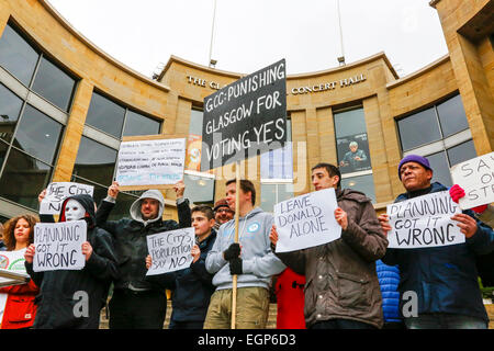 Glasgow, Schottland, Großbritannien. 28. Februar 2015. Die Demonstranten protestierten am Glasgow Konzertsaal Schritte in der Buchanan Street, weil der Räte plan auf £ 370 Millionen verbringen die offene Treppen mit Glas überdachten Zugang zu ersetzen. Die Schritte sind an der Kreuzung der beiden wichtigsten Einkaufsstraßen in Glasgow, Buchanan Street und der Sauchiehall Street und ist ein bekannter Treffpunkt, in der Nähe der Statue von Donald Dewar, der erste Minister von Schottland. Auch viele Leute kaufen Sandwiches und Mittagessen einnehmen, während er auf den Stufen. Credit: Findlay/Alamy leben Nachrichten Stockfoto