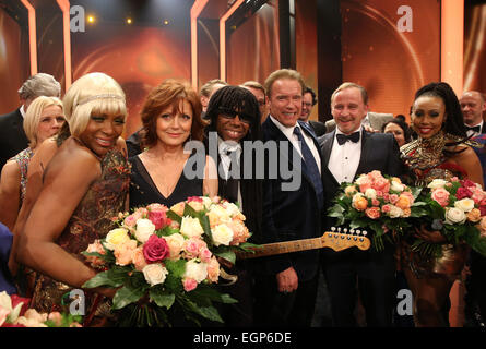 Hamburg, Deutschland. 27. Februar 2015. US-Schauspielerin Susan Sarandon (2 L), US-Legende Nile Rodgers, Arnold Schwarzenegger und Alexander Held Notenständer auf der Bühne bei der 50. Goldene Kamera (Goldene Kamera) Preisverleihung in Hamburg, Deutschland, 27. Februar 2015. Foto: Christian Charisius/Dpa/Alamy Live News Stockfoto