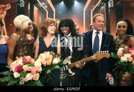 Hamburg, Deutschland. 27. Februar 2015. US-Schauspielerin Susan Sarandon (2 L), US-Musik-Legende U.S.-Musiklegende Nile Rodgers und Arnold Schwarzenegger anlässlich der 50. Goldene Kamera (Goldene Kamera) Preisverleihung in Hamburg, Deutschland, 27. Februar 2015 auf der Bühne stehen. Foto: Christian Charisius/Dpa/Alamy Live News Stockfoto