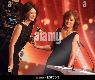 Hamburg, Deutschland. 27. Februar 2015. US-Schauspielerin Susan Sarandon (vorne) Jubel auf der Bühne neben Lobredner Iris Berben bei der 50. Goldene Kamera (Goldene Kamera) Preisverleihung in Hamburg, Deutschland, 27. Februar 2015. Foto: Christian Charisius/Dpa/Alamy Live News Stockfoto