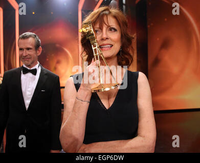 Hamburg, Deutschland. 27. Februar 2015. US-Schauspielerin Susan Sarandon neben deutschen Schauspieler Ulrich Matthes auf der Bühne bei der 50. Goldene Kamera (Goldene Kamera) Preisverleihung in Hamburg, Deutschland, 27. Februar 2015 stehen. Sarandon war Awardede in der Kategorie "Lebenswerk international". Foto: Christian Charisius/Dpa/Alamy Live News Stockfoto