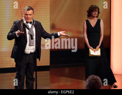 Hamburg, Deutschland. 27. Februar 2015. Deutscher Komiker Hape Kerkeling (L) stehen auf der Bühne neben US-Schauspielerin Susan Sarandon während der 50. Goldene Kamera (Goldene Kamera) Preisverleihung in Hamburg, Deutschland, 27. Februar 2015. Sarandon erhielt in der Kategorie "Lebenswerk international". Foto: Christian Charisius/Dpa/Alamy Live News Stockfoto