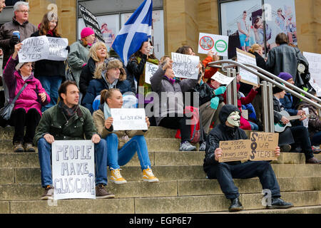 Glasgow, Schottland, Großbritannien. 28. Februar 2015. Die Demonstranten protestierten am Glasgow Konzertsaal Schritte in der Buchanan Street, weil der Räte plan auf £ 370 Millionen verbringen die offene Treppen mit Glas überdachten Zugang zu ersetzen. Die Schritte sind an der Kreuzung der beiden wichtigsten Einkaufsstraßen in Glasgow, Buchanan Street und der Sauchiehall Street und ist ein bekannter Treffpunkt, in der Nähe der Statue von Donald Dewar, der erste Minister von Schottland. Auch viele Leute kaufen Sandwiches und Mittagessen einnehmen, während er auf den Stufen. Credit: Findlay/Alamy leben Nachrichten Stockfoto