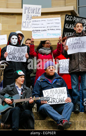 Glasgow, Schottland, Großbritannien. 28. Februar 2015. Die Demonstranten protestierten am Glasgow Konzertsaal Schritte in der Buchanan Street, weil der Räte plan auf £ 370 Millionen verbringen die offene Treppen mit Glas überdachten Zugang zu ersetzen. Die Schritte sind an der Kreuzung der beiden wichtigsten Einkaufsstraßen in Glasgow, Buchanan Street und der Sauchiehall Street und ist ein bekannter Treffpunkt, in der Nähe der Statue von Donald Dewar, der erste Minister von Schottland. Auch viele Leute kaufen Sandwiches und Mittagessen einnehmen, während er auf den Stufen. Credit: Findlay/Alamy leben Nachrichten Stockfoto