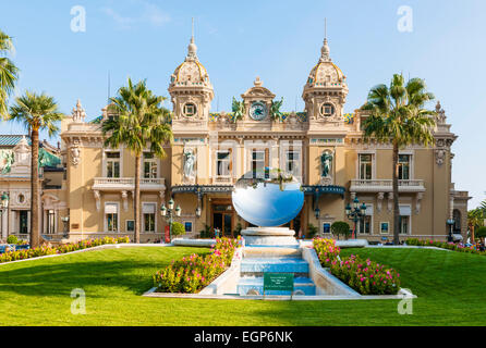 MONTE CARLO, MONACO - 3. Oktober 2014: Fassade des Casino von Monte Carlo in Monaco mit Sky Mirror-Skulptur von Anish Kapoor vor Stockfoto