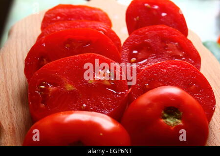auf dem Brett gestapelt in zwei Reihen von frischen Tomaten in Ringe geschnitten Stockfoto