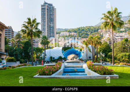 MONTE CARLO, MONACO - 3. Oktober 2014: Ansicht von Monte Carlo, Monaco mit Sky Mirror Skulptur von Anish Kapoor reflektieren Casino b Stockfoto