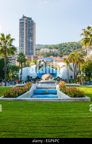 MONTE CARLO, MONACO - 3. Oktober 2014: Ansicht von Monte Carlo, Monaco mit Sky Mirror Skulptur von Anish Kapoor reflektieren Casino b Stockfoto