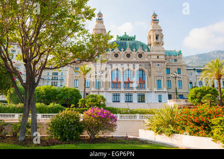 MONTE CARLO, MONACO - 3. Oktober 2014: Fassade des Casino von Monte Carlo in Monaco mit Blick aufs Meer von Gärten am Meer gesehen Stockfoto