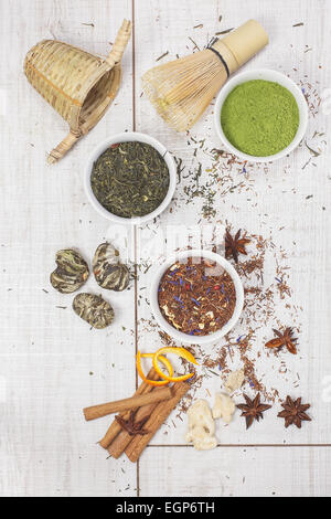 Tee. Drei Schalen Tee - Pulver Grüntee, roter Tee und grüner Tee Stockfoto