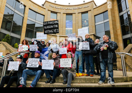 Glasgow, Schottland, Großbritannien. 28. Februar 2015. Die Demonstranten protestierten am Glasgow Konzertsaal Schritte in der Buchanan Street, weil der Räte plan auf £ 370 Millionen verbringen die offene Treppen mit Glas überdachten Zugang zu ersetzen. Die Schritte sind an der Kreuzung der beiden wichtigsten Einkaufsstraßen in Glasgow, Buchanan Street und der Sauchiehall Street und ist ein bekannter Treffpunkt, in der Nähe der Statue von Donald Dewar, der erste Minister von Schottland. Auch viele Leute kaufen Sandwiches und Mittagessen einnehmen, während er auf den Stufen. Credit: Findlay/Alamy leben Nachrichten Stockfoto