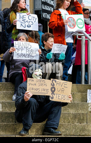 Glasgow, Schottland, Großbritannien. 28. Februar 2015. Die Demonstranten protestierten am Glasgow Konzertsaal Schritte in der Buchanan Street, weil der Räte plan auf £ 370 Millionen verbringen die offene Treppen mit Glas überdachten Zugang zu ersetzen. Die Schritte sind an der Kreuzung der beiden wichtigsten Einkaufsstraßen in Glasgow, Buchanan Street und der Sauchiehall Street und ist ein bekannter Treffpunkt, in der Nähe der Statue von Donald Dewar, der erste Minister von Schottland. Auch viele Leute kaufen Sandwiches und Mittagessen einnehmen, während er auf den Stufen. Credit: Findlay/Alamy leben Nachrichten Stockfoto