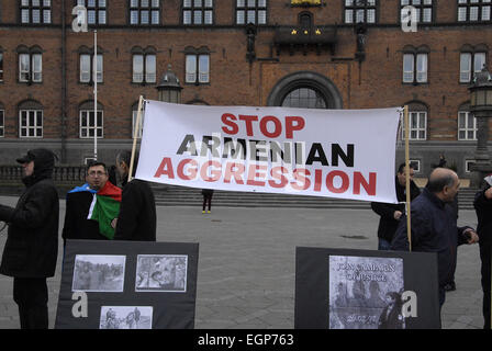 Kopenhagen, Dänemark. 28. Februar 2015. Türkische und Aserbaidschaner Leben in Dänemark protestierten gegen Armenien behauptet, dass Bergkarabach - Karabaki ein Gebiet ist von Aserbaidschan von Armenien besetzt. Bildnachweis: Francis Dean/Alamy Live-Nachrichten Stockfoto