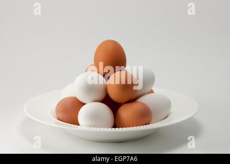 Schüssel mit Eiern Stockfoto