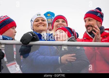 Falun, Schweden. 27. Februar 2015. Prinz Sverre Magnus (L), Crown Prince Haakon (R), Princess Ingrid Alexandra (C), Kronprinzessin Mette-Marit (C zurück) norwegische und schwedische Kronprinzessin Victoria bei der nordischen Ski-Weltmeisterschaften in Falun, Schweden, 27. Februar 2015. Foto: Patrick van Katwijk / POINT DE VUE OUT - NO WIRE SERVICE-/ Dpa/Alamy Live News Stockfoto