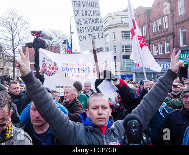 Ein Demonstrant hält ein Plakat fordert Referendum Pegida UK Protest in Newcastle Upon Tyne. UK Stockfoto