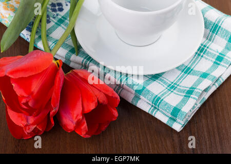 Handtuch, Becher, Blume Tulpe auf einem hölzernen Hintergrund Stockfoto