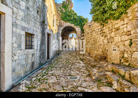 Alten Bögen in den Weg in die Altstadt von Bar, Montenegro Stockfoto