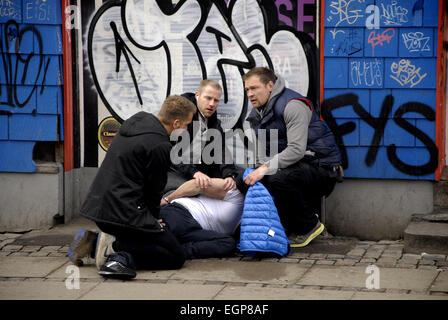 Kopenhagen, Dänemark. 28. Februar 2015. Drei Polizisten oder Security-Männer zu verhaften einen männlichen Handauflegen Nerroborgade heute am Samstag Credit: Francis Dean/Alamy Live News Stockfoto