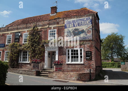 Die Rebe Baumhaus in Wendover, Buckinghamshire, Großbritannien mit Aces High Aviation & Militär-Kunstgalerie. Stockfoto