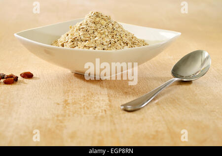 Gluten freie Brei Hafer in eine Schüssel geben. Ein beliebtes Frühstück Stockfoto