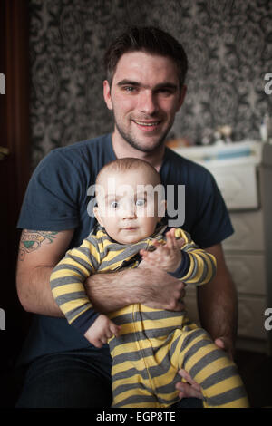 Baby Boy mit Vater Stockfoto