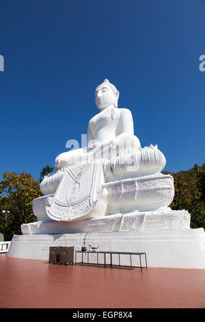 Eine große weiße Buddha-Statue im Tempel auf dem Hügel (Wat Phra, Mae Yen) in Pai, Thailand Stockfoto