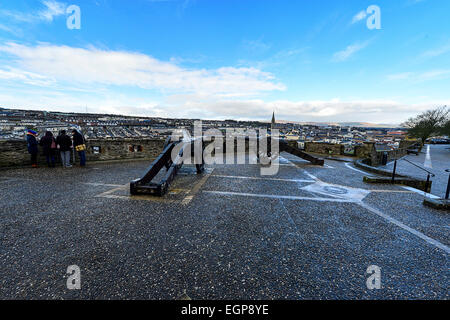 Blick auf den königlichen Bastion und Belagerung Kanonen auf Derry, Londonderry Wände und Bogside, Nordirland, England, UK, Europa.  © G Stockfoto