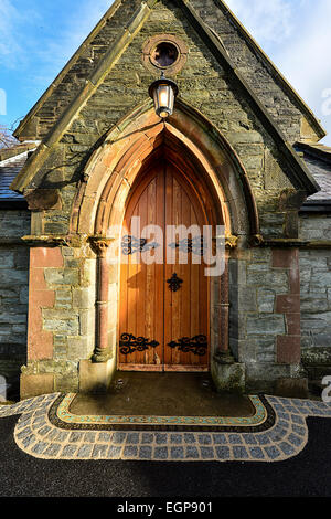 Eingang zum Heiligen Augustinus Neo-gotische Kirche erbaut im Jahre 1872 auf Derry, Wände Londonderry, Nordirland.  © George Sweeney / Stockfoto