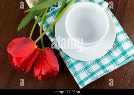 Handtuch, Becher, Blume Tulpe auf einem hölzernen Hintergrund Stockfoto