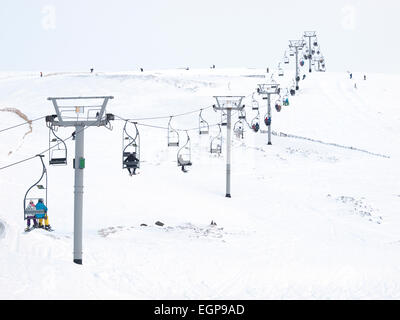 Menschen mit den Ski Lifte und läuft im Skigebiet in Glenshee, Schottland. Stockfoto