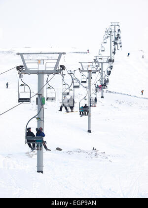 Menschen mit den Ski Lifte und läuft im Skigebiet in Glenshee, Schottland. Stockfoto