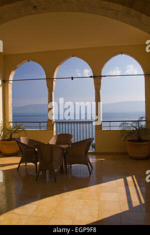 Alten Gebäude Terrasse in Tiberius und Blick zum Meer von Galiläa (Kineret See). Israel Stockfoto