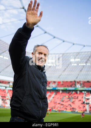 Leverkusen, Deutschland. 28. Februar 2015. Freiburgs Trainer Christian Streich im Bild vor dem Bundesliga-Fußball-Spiel Bayer 04 Leverkusen Vs SC Freiburg in Leverkusen, Deutschland, 28. Februar 2015. Foto: Rolf Vennenbernd/Dpa (Achtung: aufgrund der Akkreditierungsrichtlinien die DFL nur erlaubt die Veröffentlichung und Nutzung von bis zu 15 Bilder pro Spiel im Internet und in Online-Medien während des Spiels.) Leverkusens Trainer Roger Schmidt/Dpa/Alamy Live-Nachrichten Stockfoto