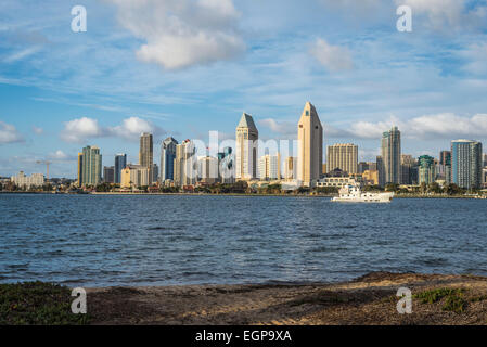 Blick auf den Hafen von San Diego und die Skyline der Innenstadt von Coronado, Kalifornien, USA, Stockfoto
