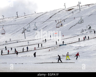 Menschen mit den Ski Lifte und läuft im Skigebiet bei The Lecht in Schottland. Stockfoto