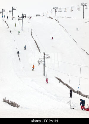 Menschen mit den Ski Lifte und läuft im Skigebiet bei The Lecht in Schottland. Stockfoto