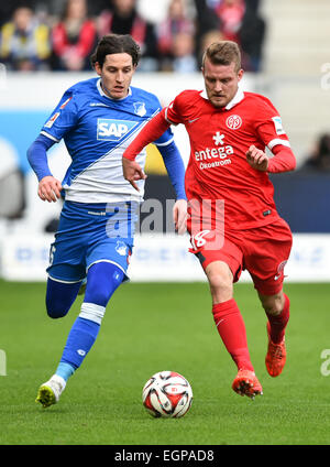 Sinsheim, Deutschland. 28. Februar 2015. Mainz Daniel Brosinski (r) und Hoffenheim Sebastian Rudy in Aktion während der Fußball-Bundesliga Spiel 1899 Hoffenheim Vs Mainz 05 in Sinsheim, Deutschland, 28. Februar 2015. Foto: Uwe Anspach/Dpa (Achtung: aufgrund der Akkreditierungsrichtlinien die DFL nur erlaubt die Veröffentlichung und Nutzung von bis zu 15 Bilder pro Spiel im Internet und in Online-Medien während des Spiels.) / Dpa/Alamy Live News Stockfoto