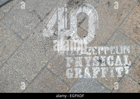 Oxford Circus, London, UK. 28. Februar 2015. 24 Februar. Graffiti besprüht auf den Bürgersteigen nahe Oxford Circus anlässlich die Veröffentlichung der remastered Version des Albums Led Zeppelin Physical Graffiti im Jahr 1975 veröffentlicht. Bildnachweis: Matthew Chattle/Alamy Live-Nachrichten Stockfoto