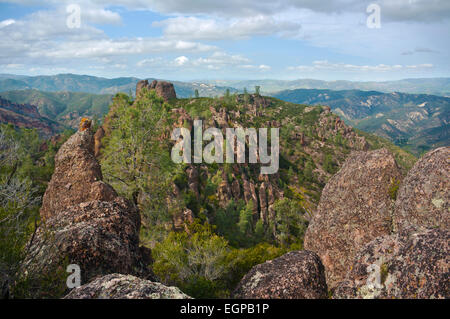 Zeigen Sie über Pinnacles National Monument vom oberen Rand der Gegend namens High Peaks, California, Vereinigte Staaten an Stockfoto