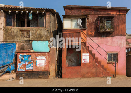 bunte Häuser in Worli Fischerdorf, Mumbai, Indien Stockfoto