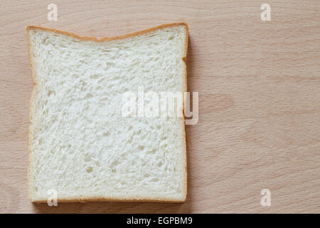 Schnittbrot auf hölzernen Hintergrund Stockfoto
