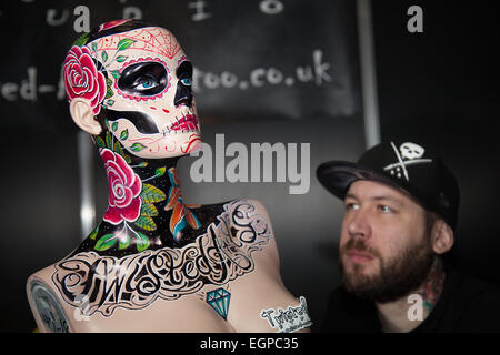 Tattoo Mannequin Designs in Manchester, Großbritannien Februar 2015. Dan Young von „Twisted Arts“ bei der Manchester International Tattoo Show 14.. Tausende von Tattoo-Liebhabern strömten dieses Wochenende nach Manchester, um sich von einigen der besten Body-Künstler der Welt eintören zu lassen. Die Manchester International Tattoo Show kehrte am Samstag und Sonntag mit mehr als 250 Tätowierern und Body Piercers aus ganz Großbritannien, Europa und den USA nach Manchester Central zurück. Stockfoto