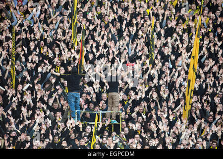 Dortmund, Deutschland. 28. Februar 2015. Die Dortmunder Fans jubeln ihrem Team während der Bundesliga Fußballspiel Borussia Dortmund Vs FC Schalke 04 in Dortmund, Deutschland, 28. Februar 2015. Dortmund gewann 3: 0. Foto: Bernd Thissen/Dpa (Achtung: aufgrund der Akkreditierungsrichtlinien die DFL nur erlaubt die Veröffentlichung und Nutzung von bis zu 15 Bilder pro Spiel im Internet und in Online-Medien während des Spiels.) / Dpa/Alamy Live News Stockfoto