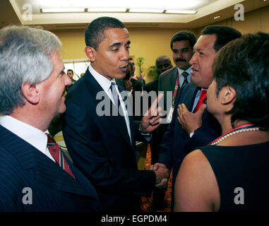 US-President Barack Obama (C) entspricht den späten venezolanischen Führer Hugo Chavez während der fünften Gipfel der Amerikas in Trinidad. Stockfoto