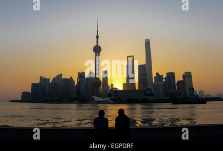 (Datei) - eine Archiv Bild vom 11. November 2014 zeigt die Skyline von Shanghai, China. Foto: Ole Spata/dpa Stockfoto