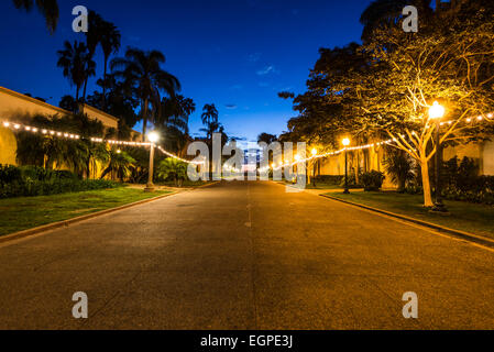 Blick auf den beleuchteten El Prado Gehweg im Morgengrauen. Balboa Park, San Diego, Kalifornien, Vereinigte Staaten von Amerika. Stockfoto